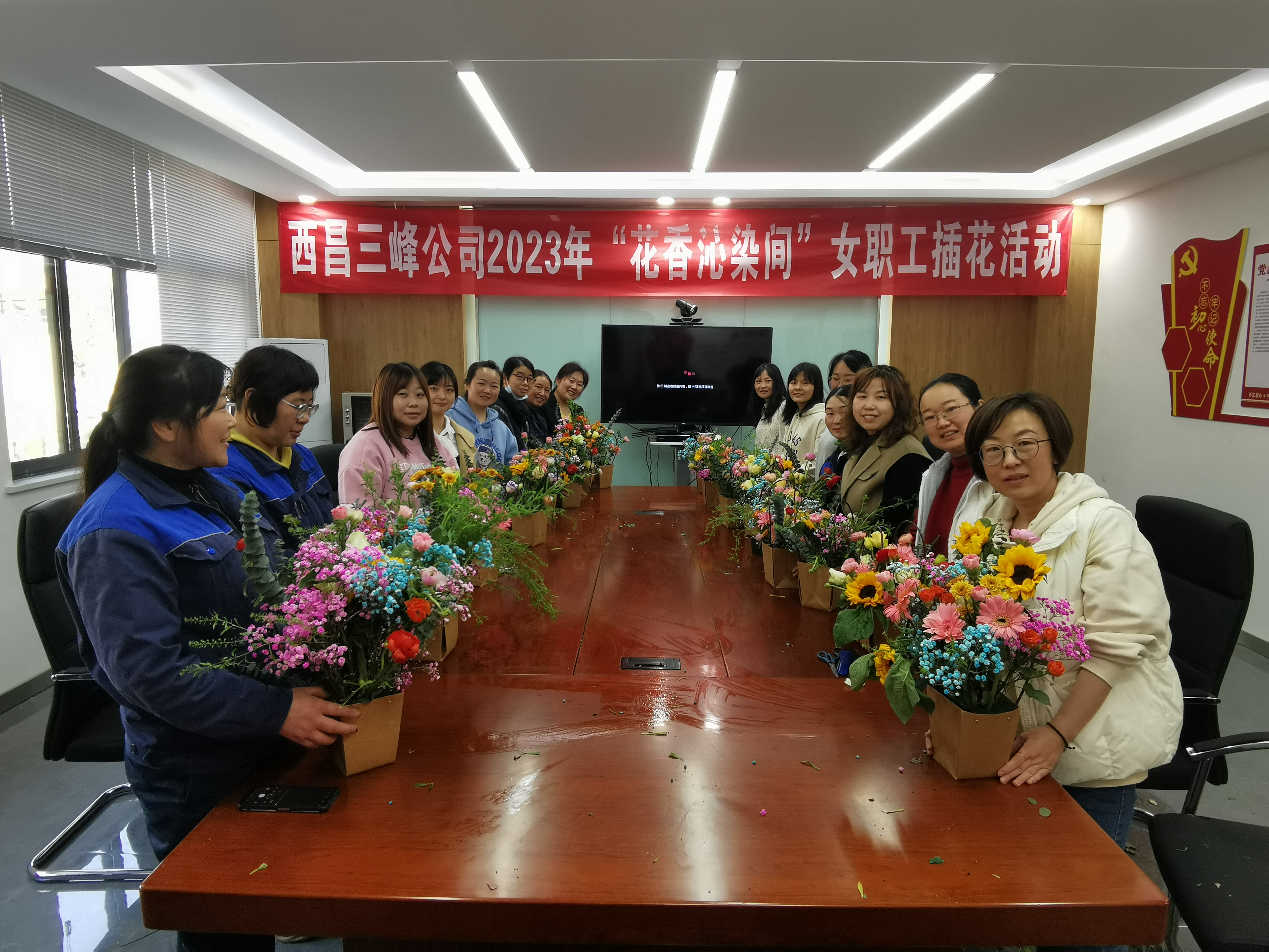 3月7日，四川西昌公司開展“花香沁染間”插花活動。.jpg
